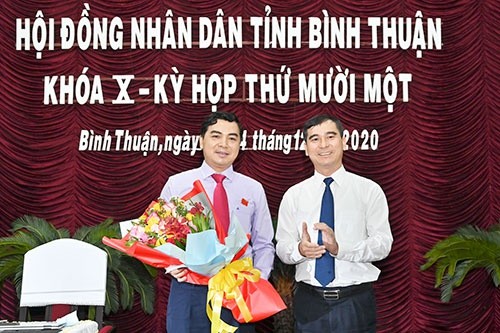 Bản tin 8H: Bình Thuận có tân Chủ tịch HĐND tỉnh tuổi 43 Ông Nguyễn Hoài Anh (trái) được bầu giữ chức Chủ tịch HĐND tỉnh Bình Thuận. Ảnh: Đình Hòa.