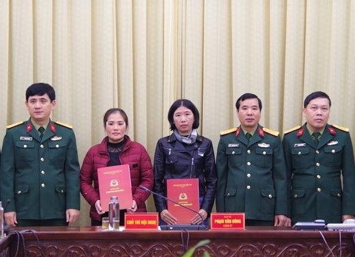 Bản tin 8H: Vợ của các liệt sĩ Đoàn 337 được nhận vào quân đội Bộ CHQS tỉnh Nghệ An trao quyết định tuyển dụng cho các thân nhân liệt sĩ. Ảnh: Báo Quân khu 4.