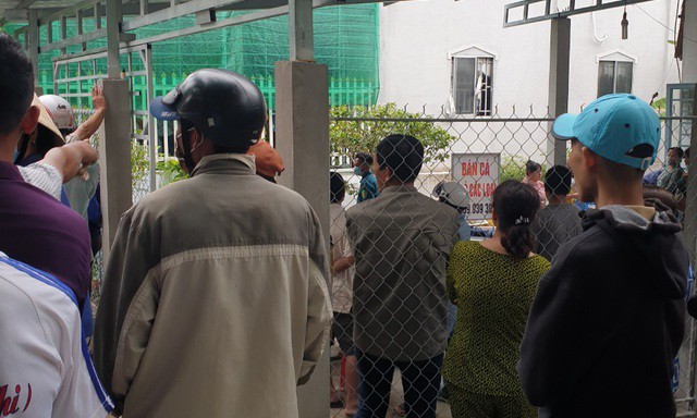 Bản tin 8H: Đôi nam nữ tử vong trong căn nhà cháy Người dân tập trung xung quanh căn nhà xảy ra vụ việc. Ảnh: DT