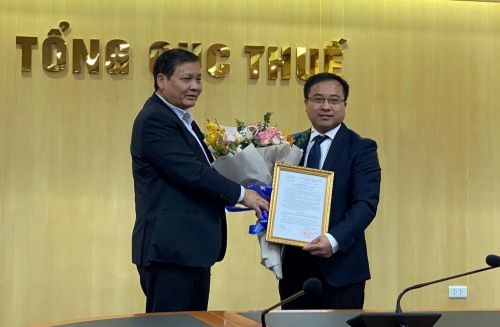 Bản tin 8H: Tổng cục Thuế bổ nhiệm nhân sự mới Ông Phi Vân Tuấn - Phó Tổng cục trưởng Tổng cục Thuế (bìa trái) trao quyết định cho ông Đậu Đức Anh. Ảnh: TCT.