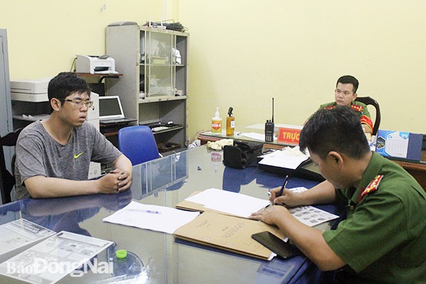 Truy tố đối tượng cướp ngân hàng manh động ở Biên Hòa Công an lấy lời khai bị can Mai Xuân Bình.