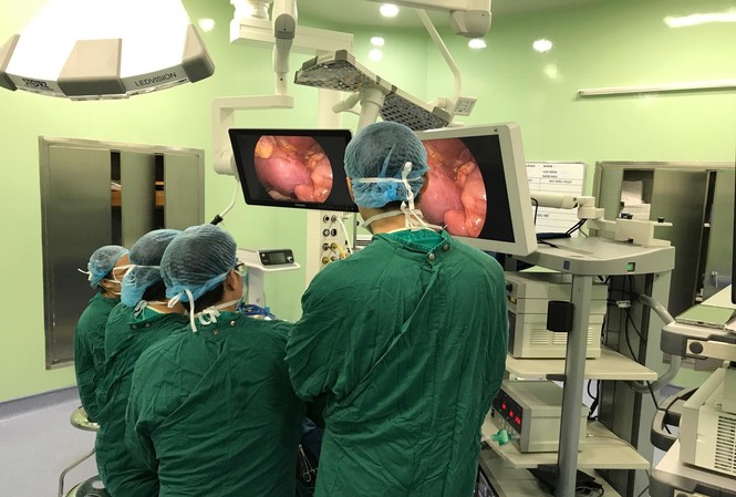Vì sao nhiều bác sĩ nước ngoài sang Việt Nam học mổ nang ống mật chủ Bác sĩ đang phẫu thuật nội soi nang ống mật chủ tại BV Nhi T.Ư