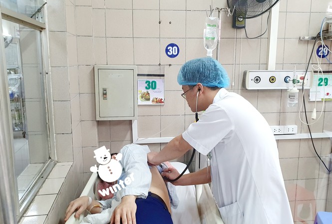 Hàng loạt thanh niên ngộ độc rượu nhập viện Bác sĩ BV Bạch Mai chăm sóc bệnh nhân ngộ độc rượu