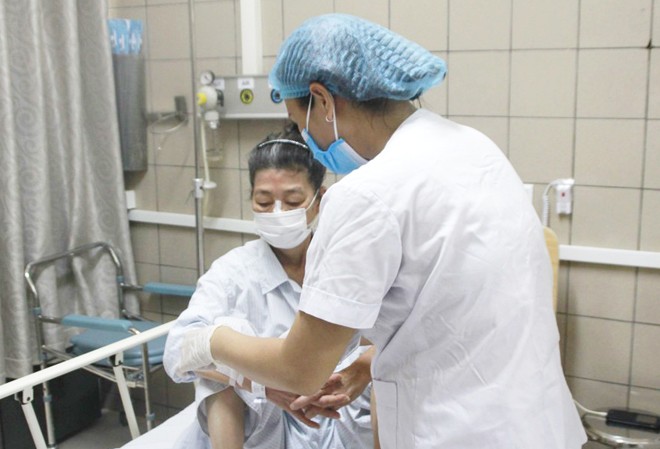 Vụ pate Minh Chay: Người được tiêm thuốc 8000 USD vẫn thở máy, thêm nhiều ca bệnh Một bệnh nhân ngộ độc Pate Minh Chay đã có thể ngồi dậy