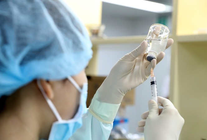 Việt Nam chính thức thử nghiệm vắc-xin ngừa COVID-19 Nhà khoa học Việt Nam nghiên cứu vắc-xin ngừa COVID-19. Ảnh: Như Ý