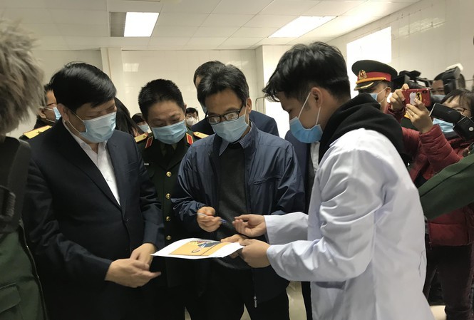 Phó Thủ tướng thăm 3 người tình nguyện tiêm vắc-xin ngừa COVID-19 Phó Thủ tướng thăm 3 người tình nguyện tiêm vắc-xin ngừa COVID-19