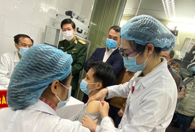 Sáng nay thêm 17 người tiêm thử nghiệm vắc-xin ngừa COVID-19 'made in Việt Nam' Sáng nay thêm 17 người tiêm thử nghiệm vắc-xin ngừa COVID-19 'made in Việt Nam'