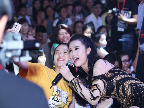 Đông Nhi vừa hát cực sung, vừa chụp ảnh selfie thân thiết cùng khán giả trong lễ hội Nhật Bản Đông Nhi vừa hát cực sung, vừa chụp ảnh selfie thân thiết cùng khán giả trong lễ hội Nhật Bản
