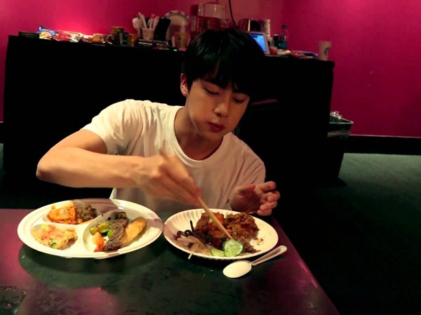 Điểm danh 6 idol K-Pop cứ nhìn thấy đồ ăn là không còn biết trời đất gì nữa Điểm danh 6 idol K-Pop cứ nhìn thấy đồ ăn là không còn biết trời đất gì nữa