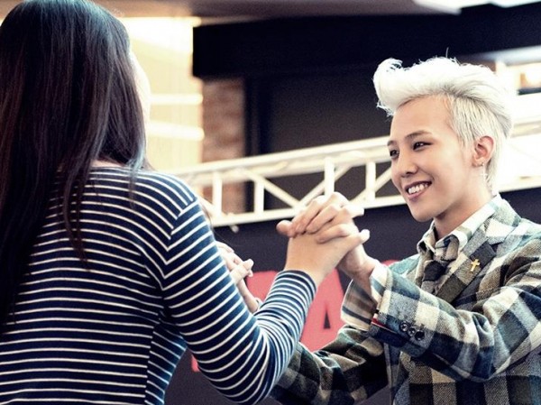 Các idol cứ chiều người hâm mộ hết nấc thế này, fan không đổ liêu xiêu mới lạ Các idol cứ chiều người hâm mộ hết nấc thế này, fan không đổ liêu xiêu mới lạ