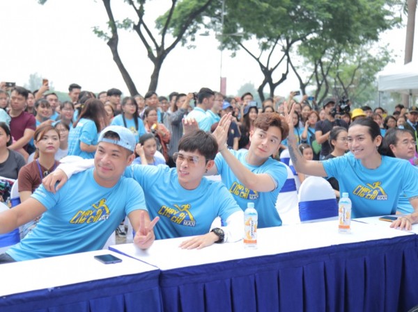 Hàng trăm fan háo hức tham gia đường chạy cùng các thành viên Hàng trăm fan háo hức tham gia đường chạy cùng các thành viên "Chạy Đi Chờ Chi"
