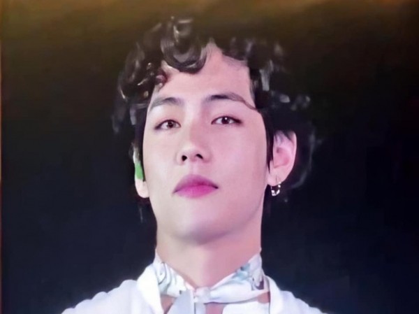 Để tóc dài lãng tử thôi chưa đủ, V (BTS) chơi lớn bằng tóc xoăn bà thím Để tóc dài lãng tử thôi chưa đủ, V (BTS) chơi lớn bằng tóc xoăn bà thím