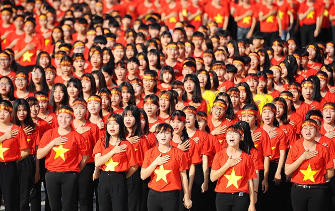 Tuổi trẻ Việt Nam tự hào tiến bước dưới cờ Đảng Tuổi trẻ Việt Nam tự hào tiến bước dưới cờ Đảng