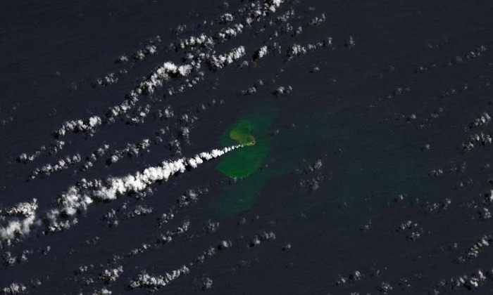 Hòn đảo mới nổi lên từ nơi một núi lửa dưới đáy biển phun trào. (Ảnh: NASA)