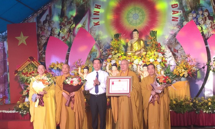 Ông Dương Xuân Huyên, Phó Chủ tịch Thường trực UBND tỉnh Lạng Sơn (giữa) trao tặng Huân chương Lao động hạng Nhì cho Giáo hội phật giáo tỉnh Lạng Sơn - Ảnh: Duy Chiến 