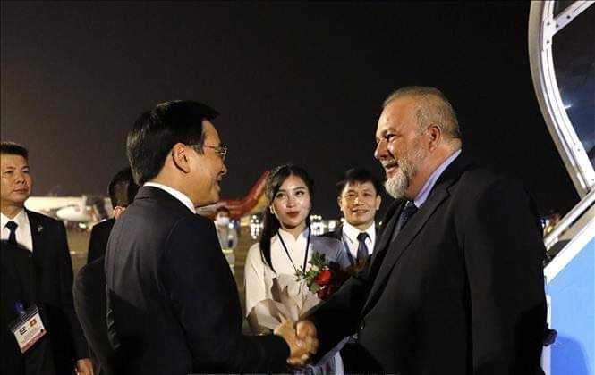 Thủ tướng Cuba đến sân bay Nội Bài, bắt đầu thăm chính thức Việt Nam