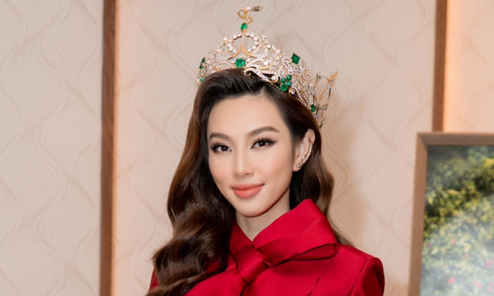Hoa hậu Thuỳ Tiên diện áo dài Tết đỏ rực, đội vương miện 12 tỷ đồng dự sự kiện