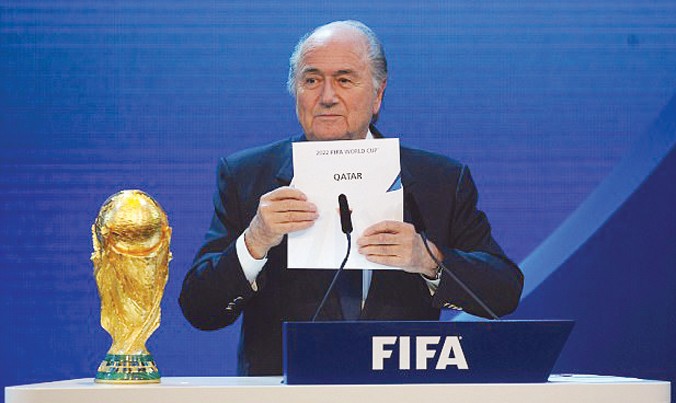 Cựu Chủ tịch FIFA S.Blatter công bố Qatar là nước chủ nhà World Cup 2022. Ảnh: GETTY IMAGES.