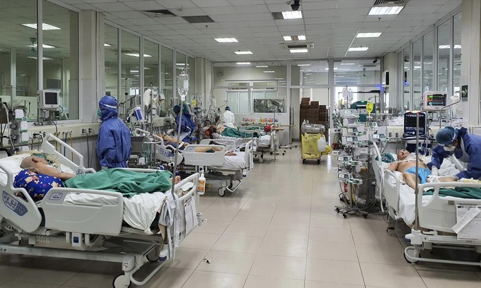 Bệnh nhân nặng điều trị tại Bệnh viện Bệnh Nhiệt đới Trung ương. Ảnh: Hà Minh 