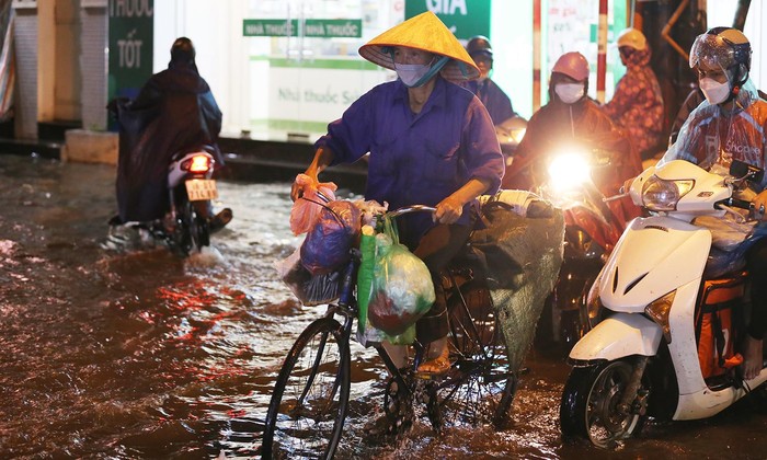 Bão số 2 gây mưa 'kỷ lục' ở Hà Nội