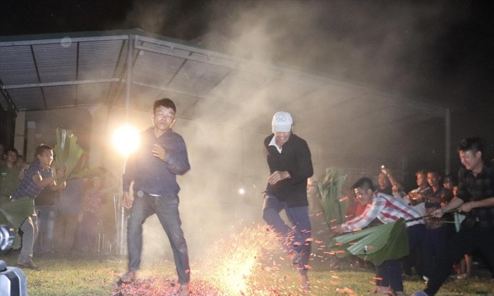 Nghi lễ tắm lửa của đồng bào dân tộc Cao Lan thôn Động Sơn, xã Chân Sơn huyện Yên Sơn, tỉnh Tuyên Quang
