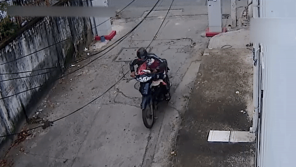 Tên trộm bị đạp ngã xuống đường