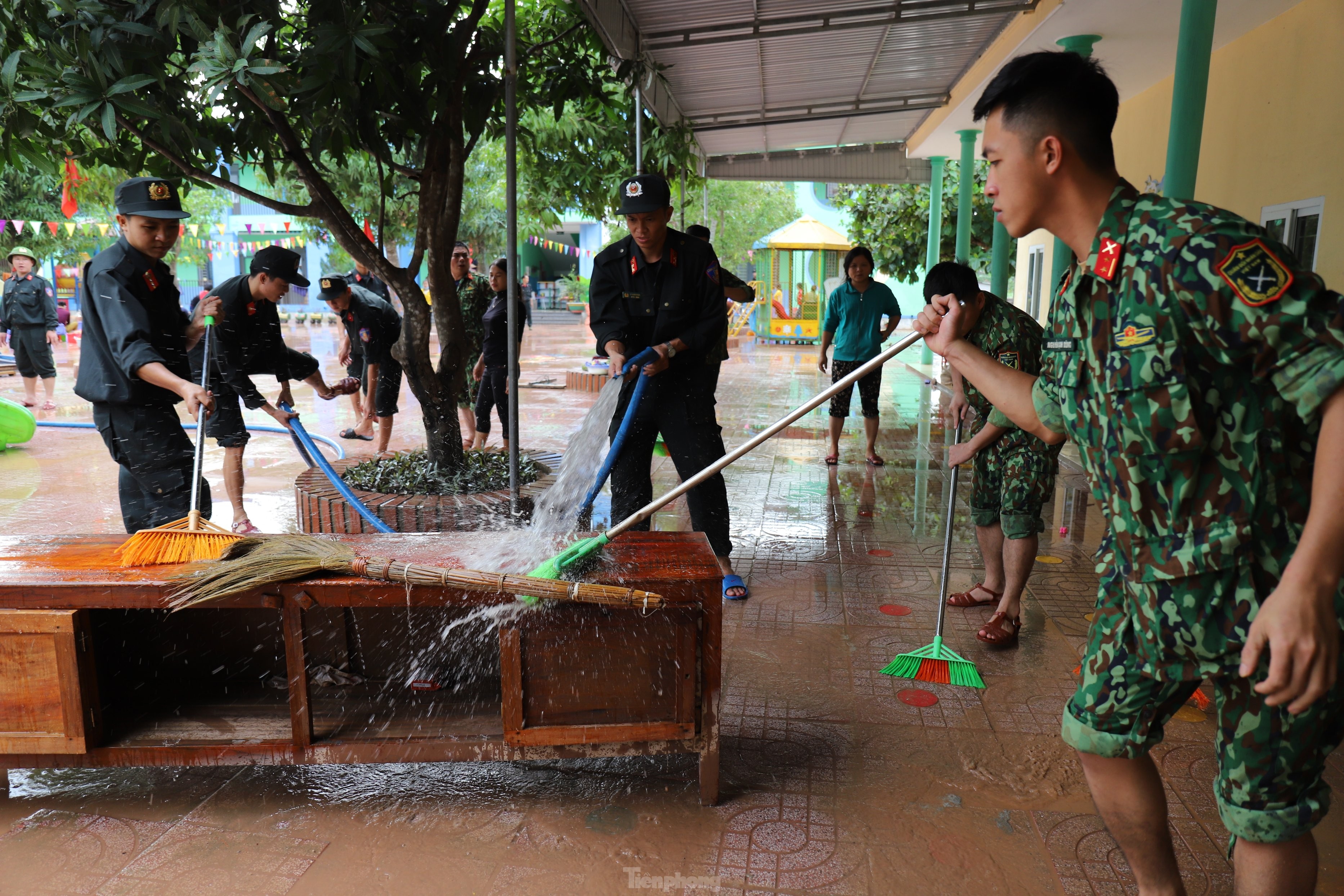 Lũ rút, giáo viên lội nước cao nửa mét vào trường mò tìm sách cho trò - ảnh 13