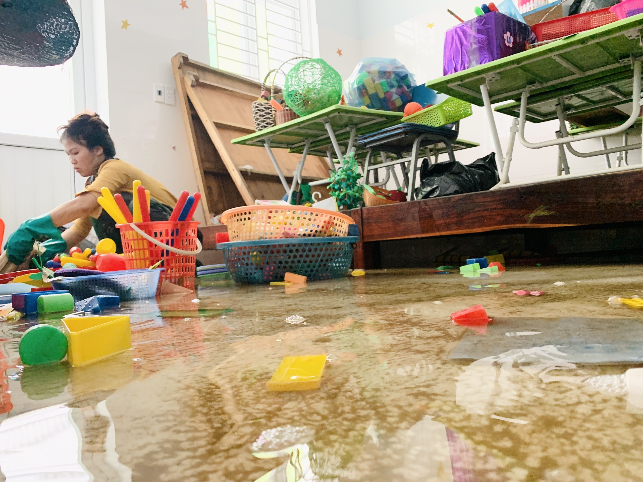 Lũ rút, giáo viên lội nước cao nửa mét vào trường mò tìm sách cho trò - ảnh 5
