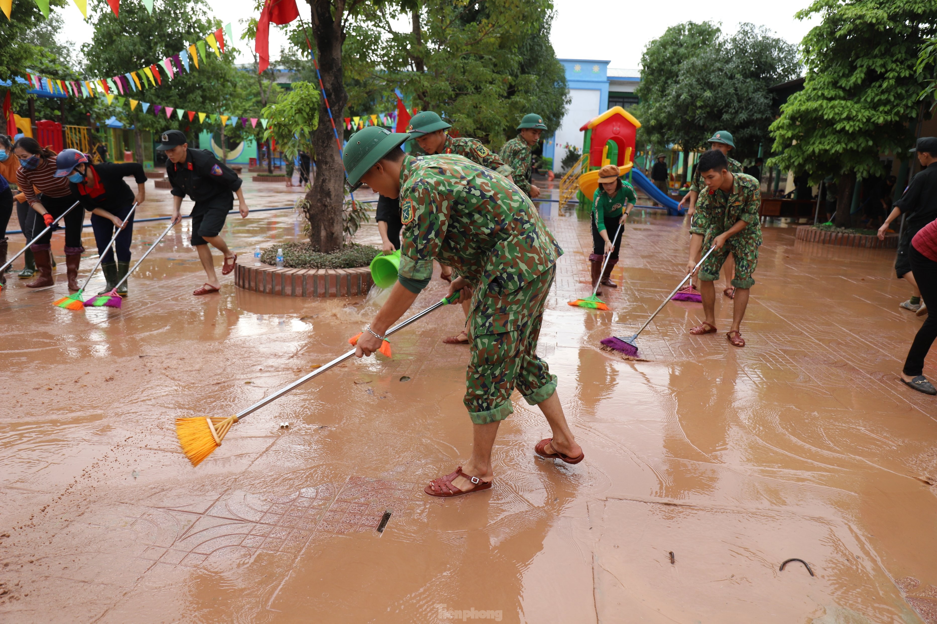 Lũ rút, giáo viên lội nước cao nửa mét vào trường mò tìm sách cho trò - ảnh 14