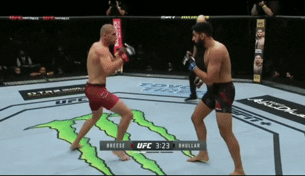 Cú đấm ‘búa tạ’ của võ sĩ Anh làm đối thủ bật ngửa Tom Breese ra đòn hạ knock-out KB Bhullar.