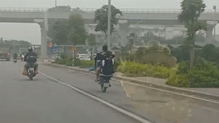 Thanh niên không đội mũ bảo hiểm bốc đầu xe máy trên đường