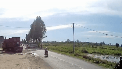 Tài xế quên kéo phanh khiến xe tải trôi lùi xuống ruộng Tài xế quên kéo phanh khiến xe tải trôi lùi xuống ruộng