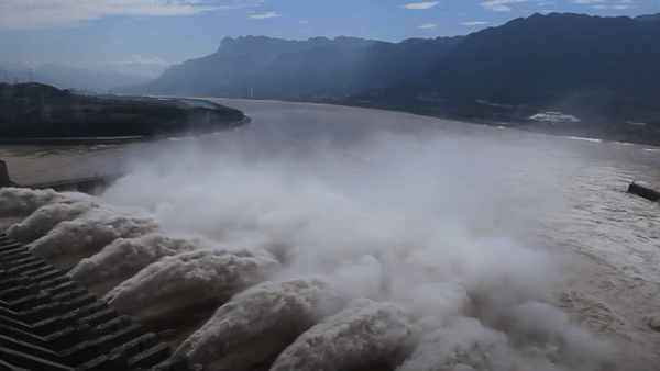 Tam Hiep Dam opens 10 water discharge gates to be ready for the next flood