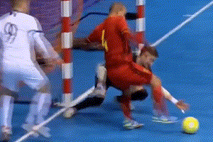 Pha giật gót khiến thủ môn vồ hụt bóng trên sân futsal