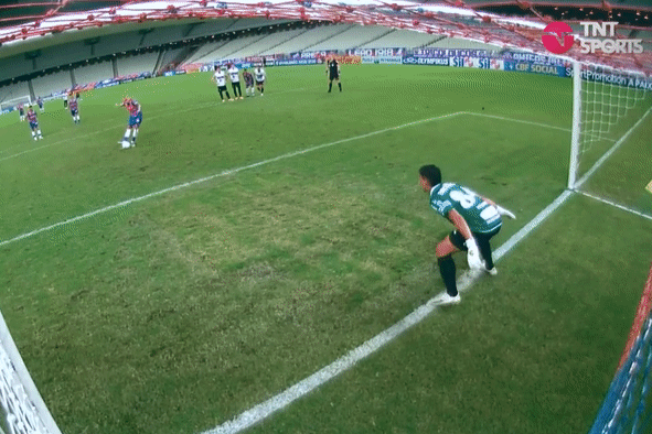 Thủ môn bất đắc dĩ cản penalty thành công
