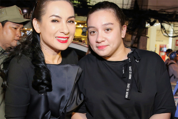 Showbiz 24/10: Con gái Phi Nhung giải thích việc rải tro cốt mẹ xuống biển