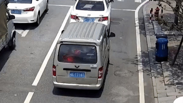 Dừng đèn đỏ, minivan đột nhiên nổ tung