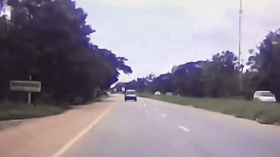Né bán tải lao sang đường, SUV mất lái