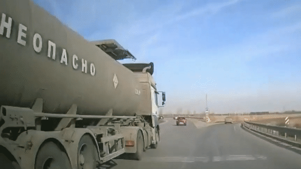Pha bẻ lái 'cực gắt' của xe bồn khi rẽ phải