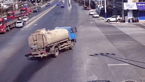 Né xe máy qua đường, xe tải gặp đại họa
