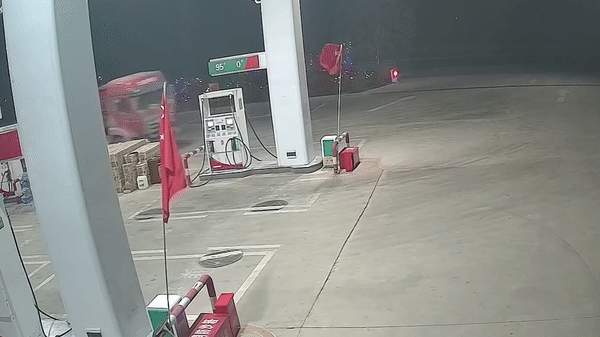 Tài xế ngủ gật, xe tải đâm cây xăng