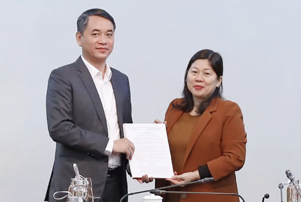 Bộ Tài nguyên và Môi trường có chánh thanh tra mới Thứ trưởng Bộ Tài nguyên và Môi trường Nguyễn Phương Hoa trao quyết định bổ nhiệm Chánh Thanh tra cho ông Lê Vũ Tuấn Anh.