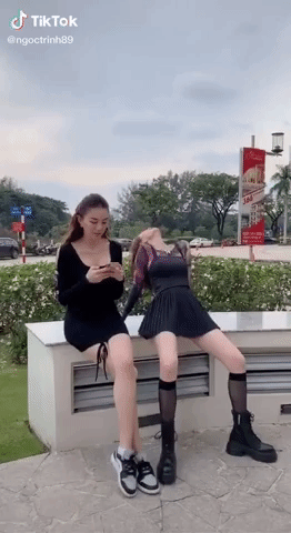 Hết lộ ảnh hở ngực, Ngọc Trinh lại có khoảnh khắc kém duyên khi mặc váy - ảnh 2