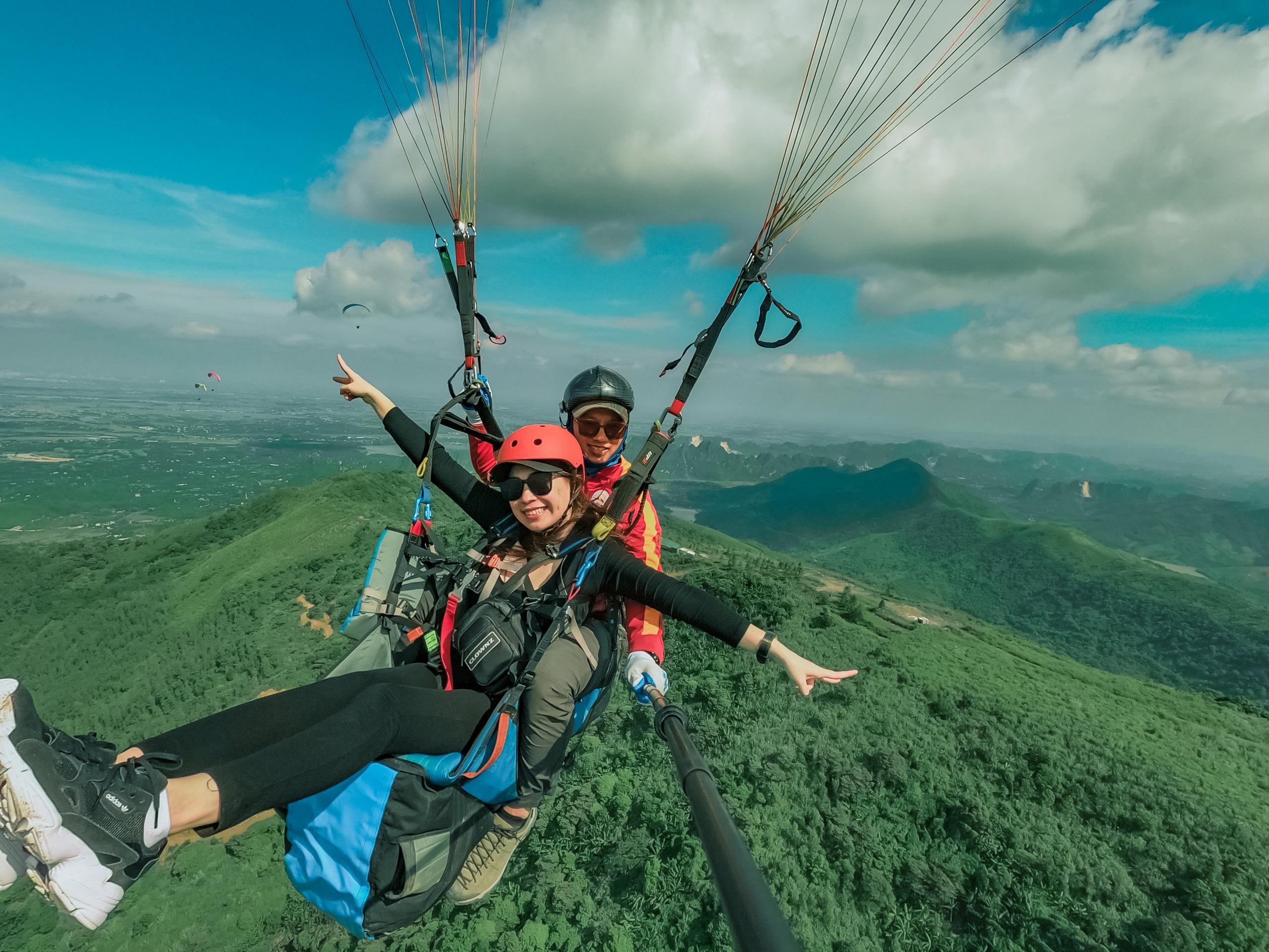 Giới trẻ tung bay trên điểm xanh nhất giữa lòng Thủ đô