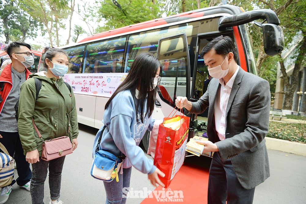Hỗ trợ hàng ngàn sinh viên đi xe miễn phí về quê đón Tết sớm - ảnh 2