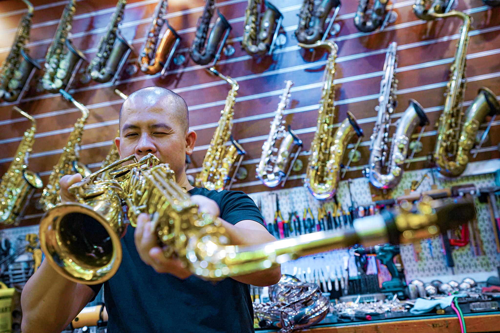 Hơn 20 năm làm 'bác sĩ' sửa kèn saxophone ở Sài Gòn