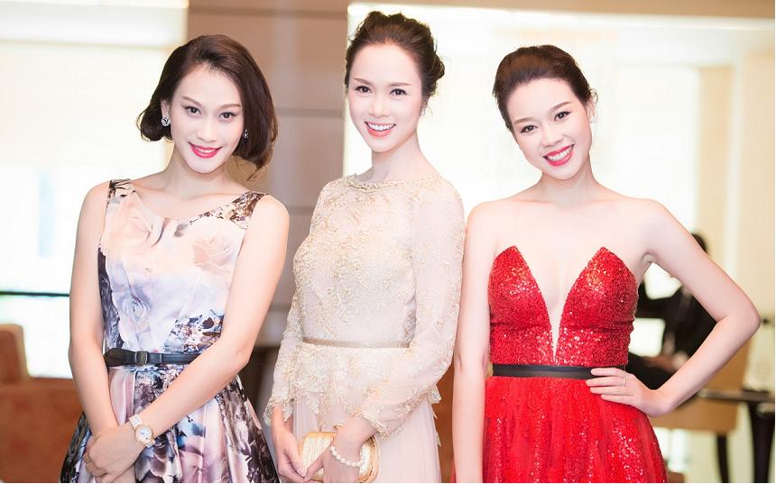 Hoa hậu Ngọc Duyên mặc áo yếm gợi cảm đọ dáng cùng dàn mẫu