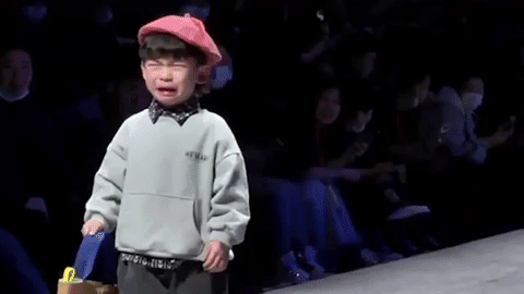 'Cười ra nước mắt' với clip mẫu nhí vừa khóc vừa catwalk