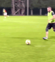 Võ sĩ UFC Khabib đá bóng, bứt tốc như Ronaldo