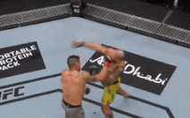 ‘Quái kiệt’ UFC tung cú đấm rợn người khiến đối thủ quay cuồng